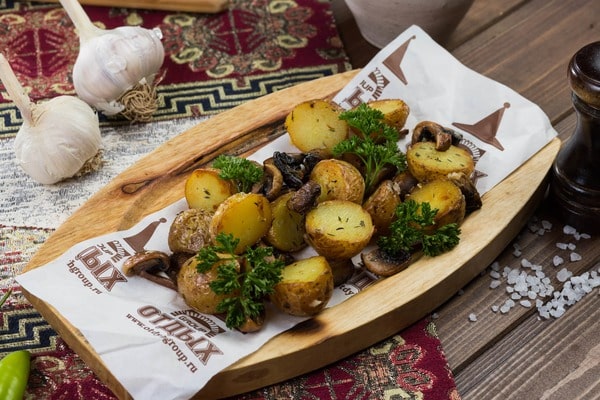 Мини-картофель жаренный с грибами