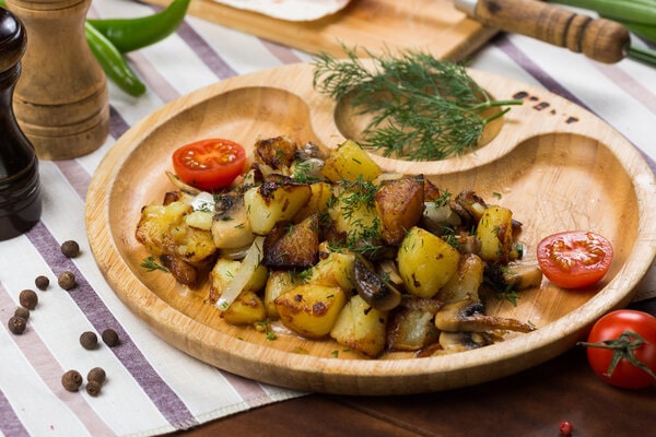 Картофель жаренный с грибами и луком