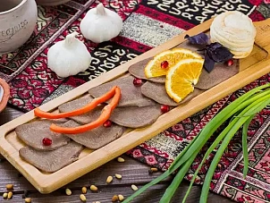 Язык говяжий отварной с хреном