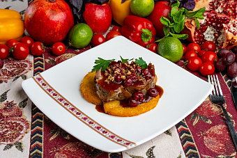 Буженина на картофельных лепёшках