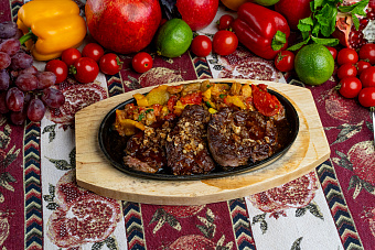 Медальоны из говядины с печёными овощами